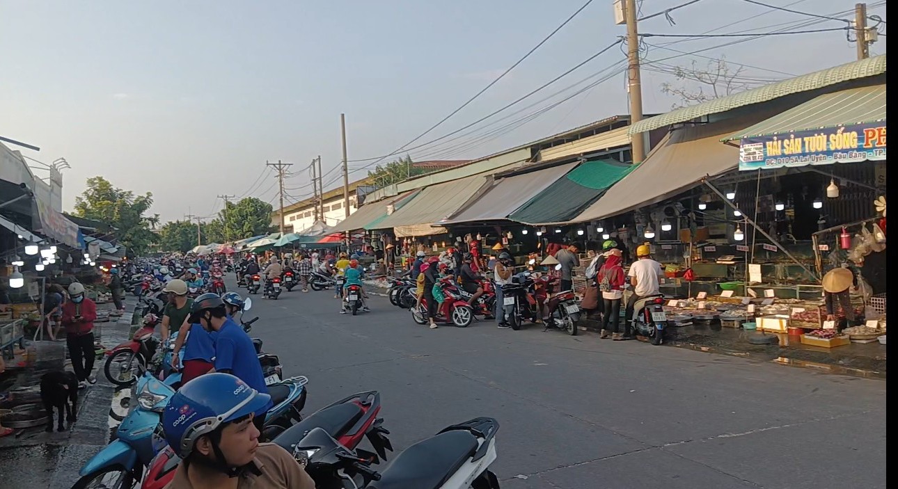 Chợ Bàu Bàng đông đúc mỗi ngày, ngay vị trí thuận tiện cho xe qua lại 